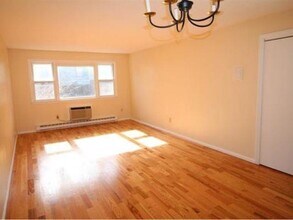 73 E Broadway, Unit K in Derry, NH - Building Photo - Building Photo