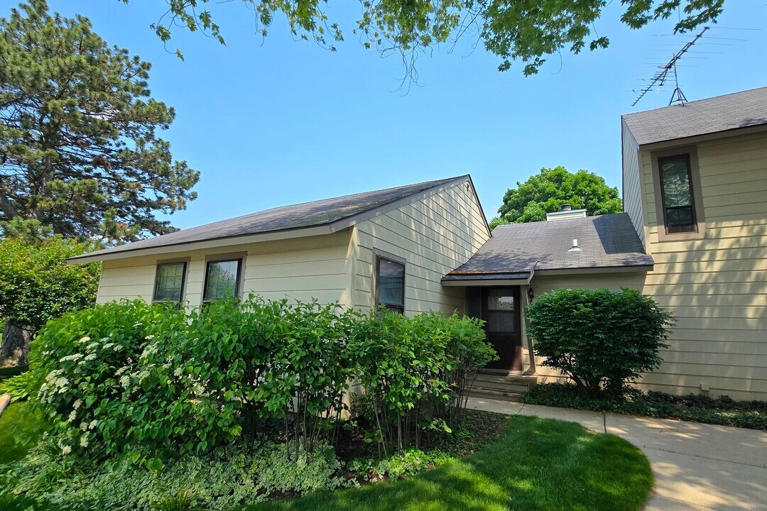 703 Colby Ct in Gurnee, IL - Building Photo