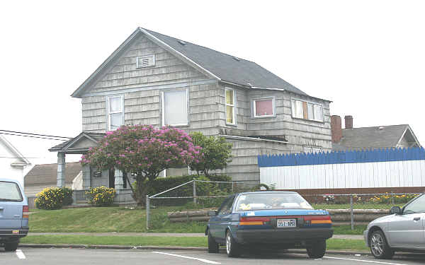 4 Apartment Units And Sfr in Everett, WA - Building Photo