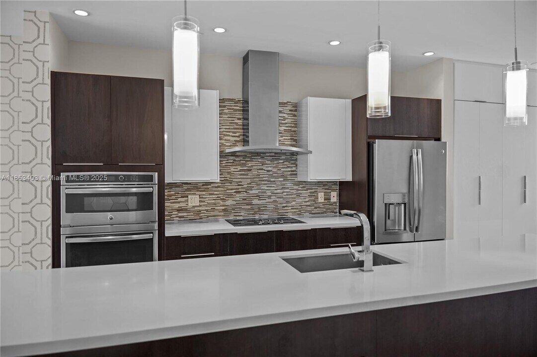 10245 NW 63rd Terrace in Doral, FL - Building Photo