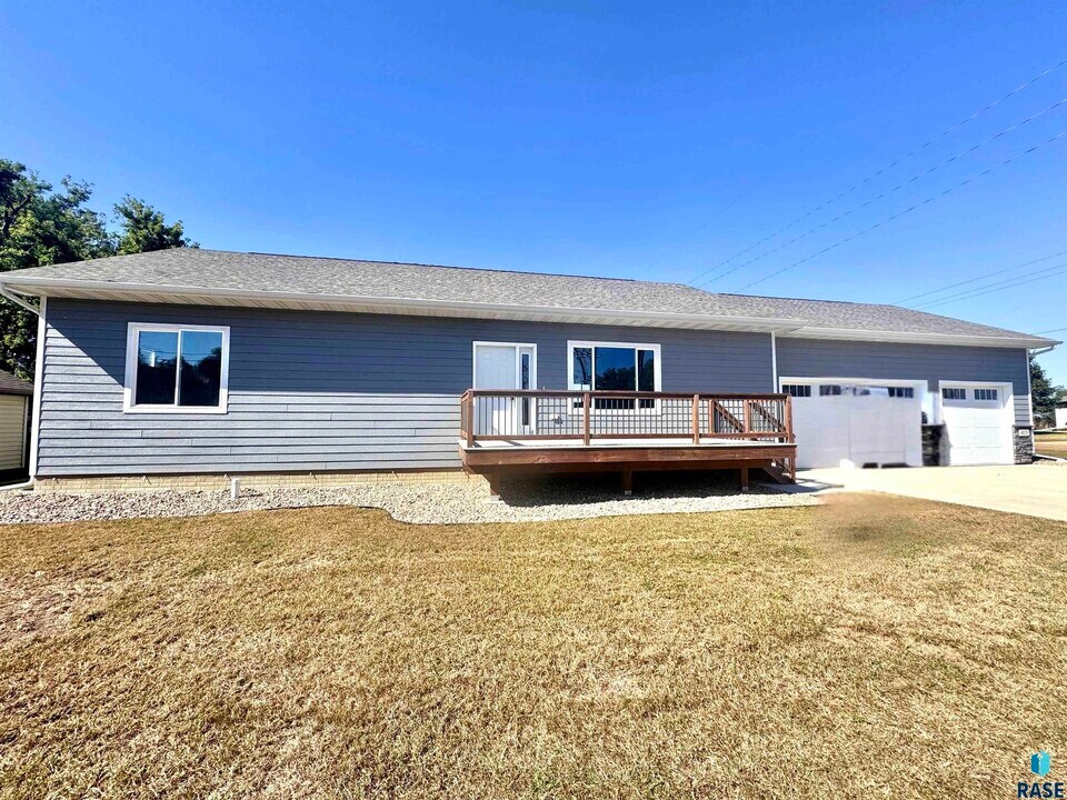 415 N Elm St in Lennox, SD - Building Photo
