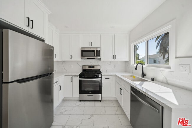 1027 N Gardner St in West Hollywood, CA - Foto de edificio - Building Photo