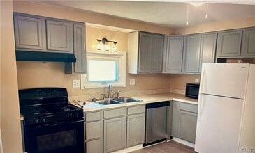 8050 Lucas Dr in Clay, NY - Building Photo - Building Photo