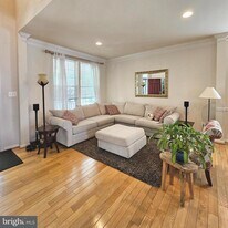 42991 Chesterton St in Ashburn, VA - Building Photo