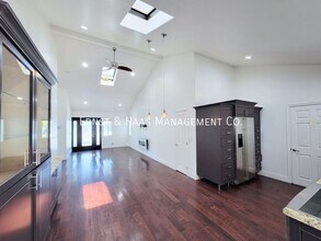 5325 Autry Ave in Lakewood, CA - Foto de edificio - Building Photo