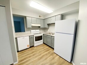 5905 W Ridgecrest Dr in Peoria, IL - Building Photo - Building Photo