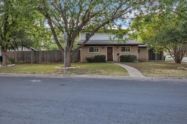 8604 Brookfield Dr in Austin, TX - Building Photo - Building Photo