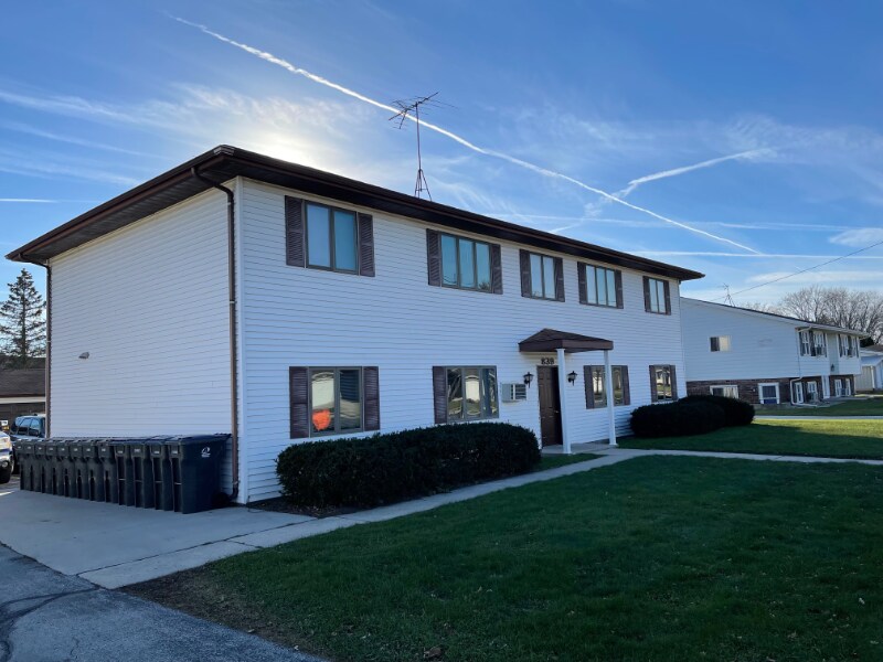839 Illinois Ave in Oostburg, WI - Building Photo
