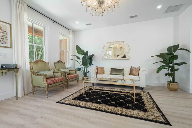 30 W Castillo Dr