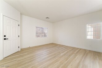 5980 Gentleslope St in Henderson, NV - Building Photo - Building Photo
