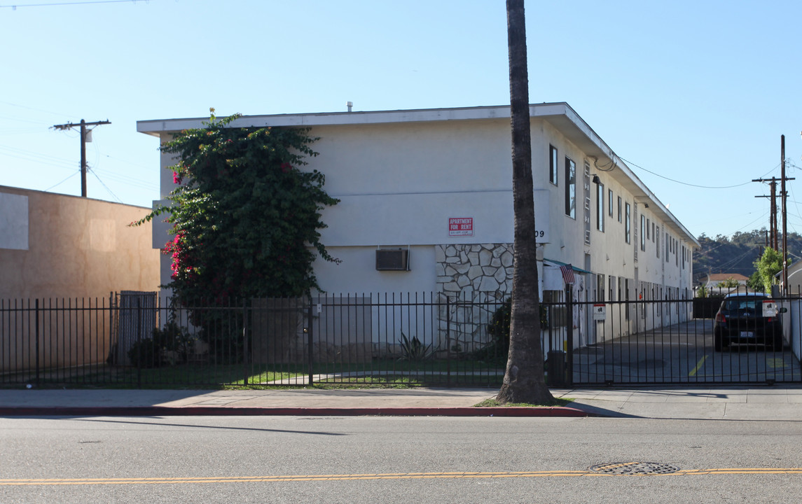 2809 Pasadena Ave in Los Angeles, CA - Building Photo