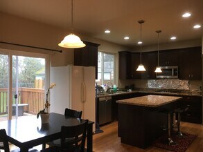 2407 SW Roxbury St in Seattle, WA - Building Photo - Building Photo