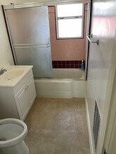 2566 N Buena Vista St, Unit 2566 in Burbank, CA - Building Photo - Building Photo