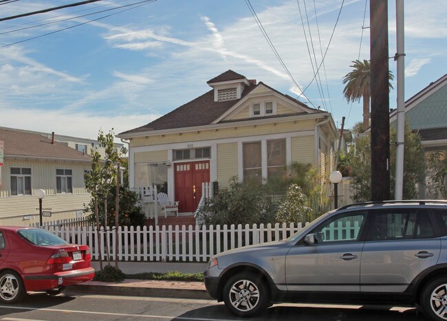 222 Bicknell Ave in Santa Monica, CA - Foto de edificio - Building Photo