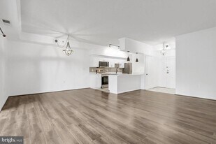 1211 S Eads St in Arlington, VA - Building Photo