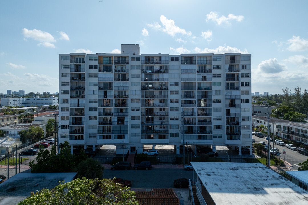 Byron Gardens Condominium in Miami Beach, FL - Building Photo