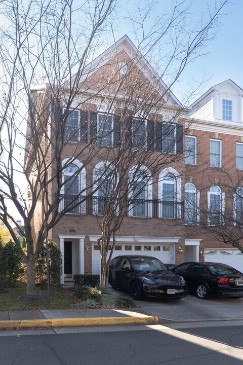 11453 Galliec St in Fairfax, VA - Building Photo