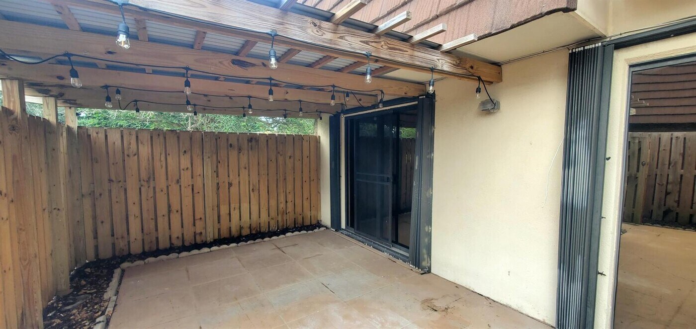 704 7th Ln in Palm Beach Gardens, FL - Building Photo