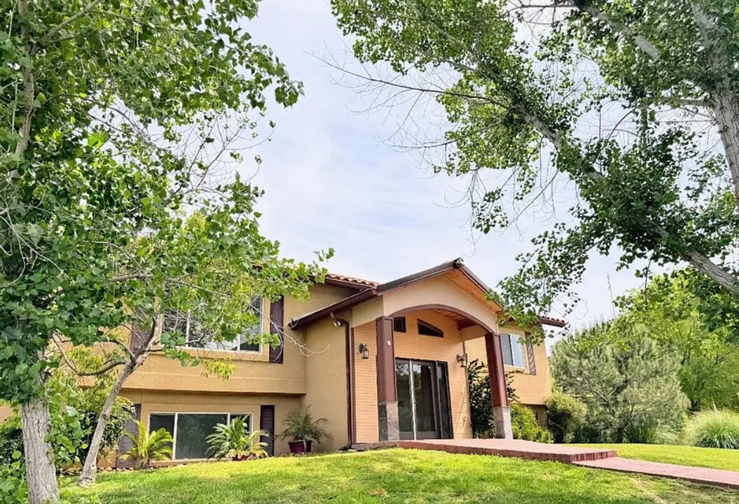 16545 Wardlaw Dr in Springville, CA - Foto de edificio