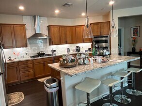 608 Somerset Way in Patterson, CA - Foto de edificio - Building Photo