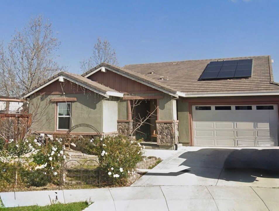 679 Hamilton Ct in Brentwood, CA - Building Photo