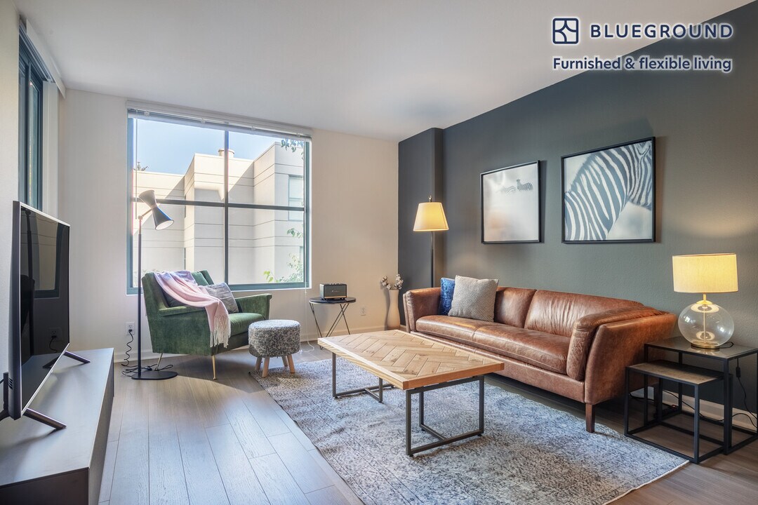 2 Townsend St in San Francisco, CA - Building Photo