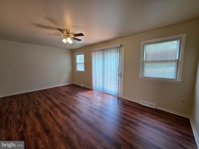 822 Calvert Towne Dr in Prince Frederick, MD - Building Photo - Building Photo