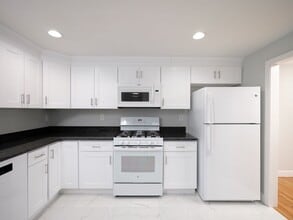 8 Eugene Way in Weymouth, MA - Foto de edificio - Building Photo
