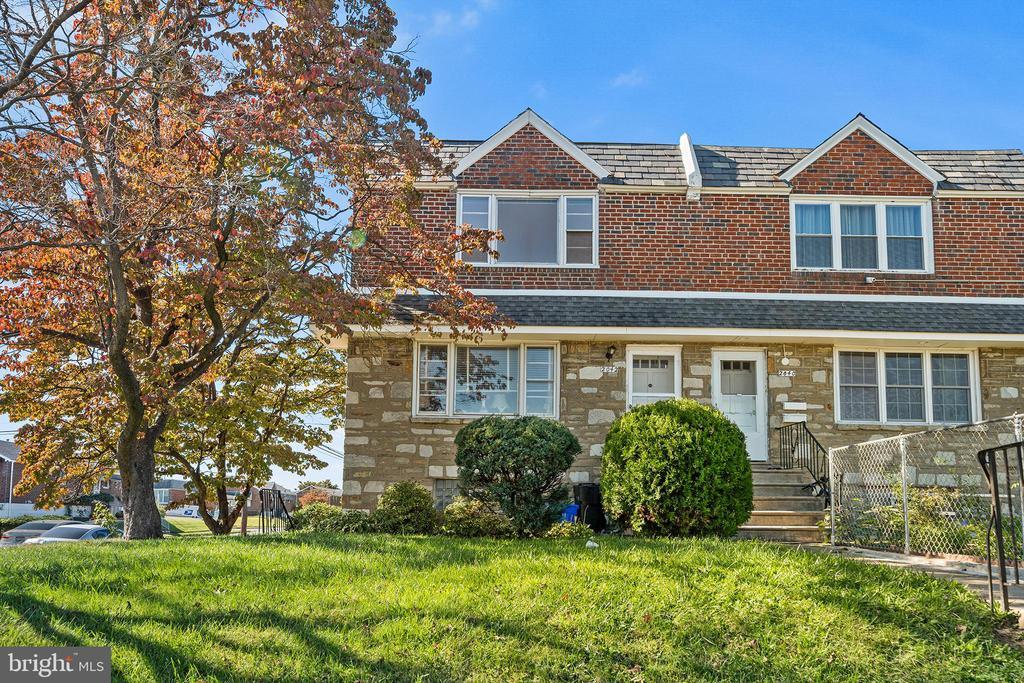 2042 Faunce St in Philadelphia, PA - Building Photo