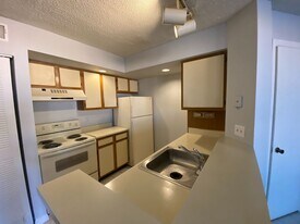 5701 Gatlin Ave, Unit 116 in Orlando, FL - Building Photo