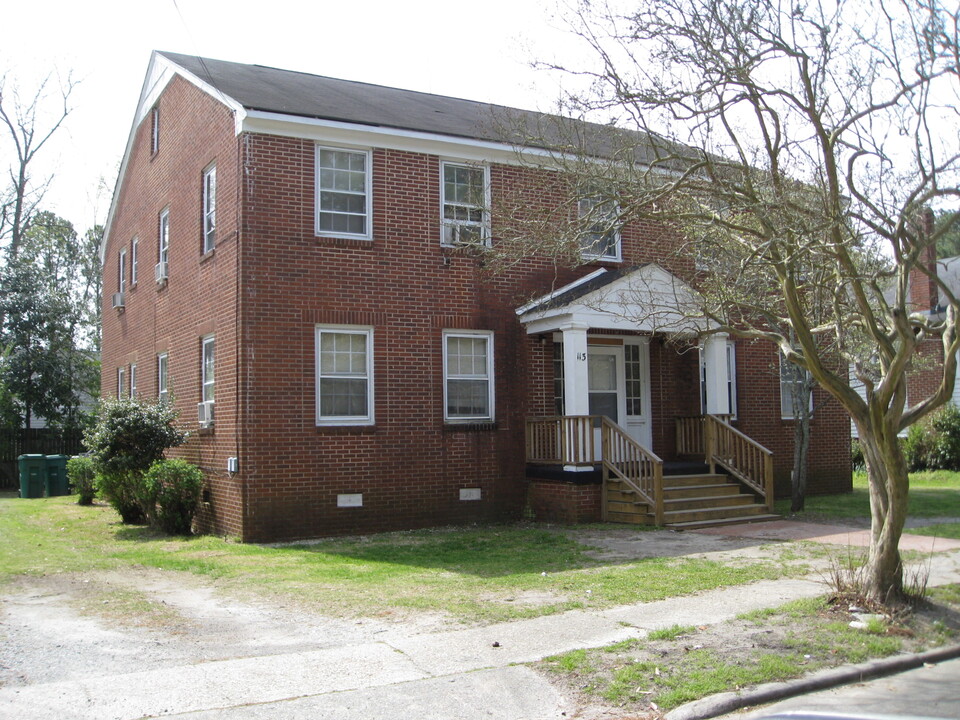 113 W Simmons Ave, Unit #1 in Williamston, NC - Foto de edificio