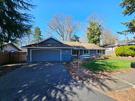 540 Collins Crest St in Gladstone, OR - Building Photo