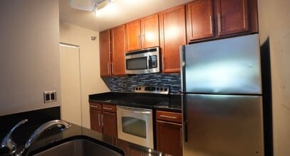 104 Glengarry Dr, Unit 207 in Bloomingdale, IL - Building Photo - Building Photo