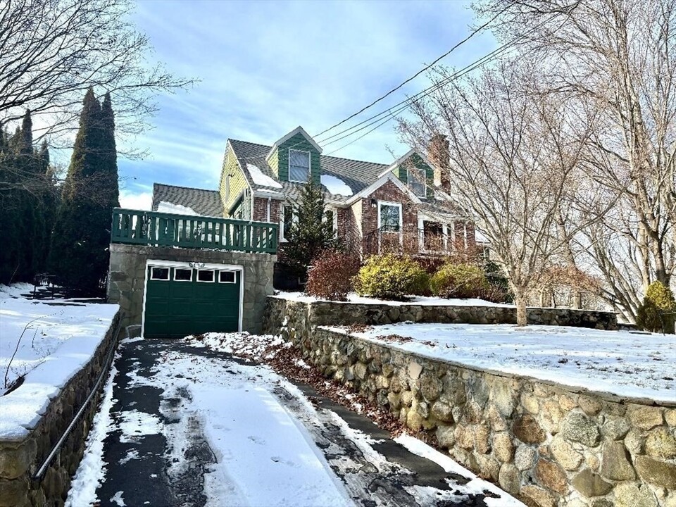 37 Sylvan Ave in Wakefield, MA - Building Photo