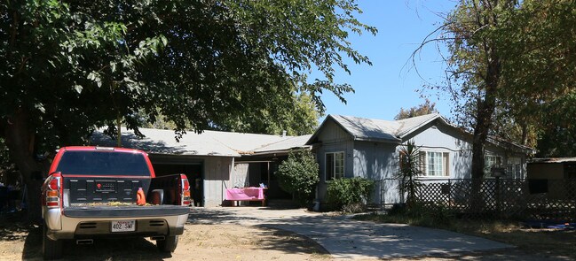 18328 S Airport Way in Manteca, CA - Foto de edificio - Building Photo