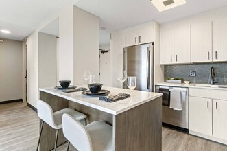 1966 W Ogden Ave in Chicago, IL - Foto de edificio - Building Photo