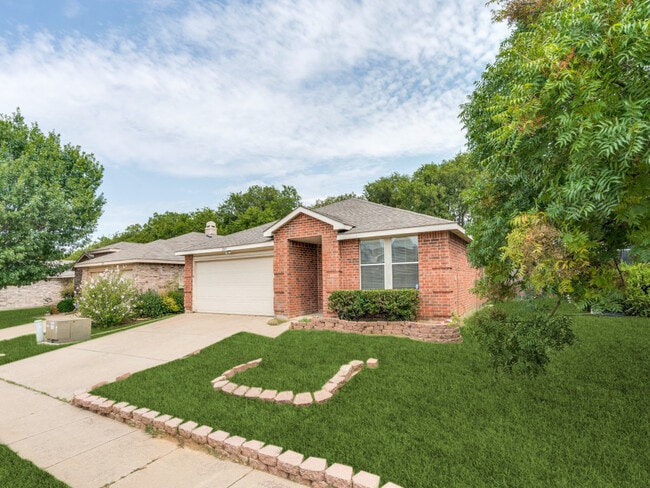 2049 Shawnee Trail in Justin, TX - Building Photo - Building Photo