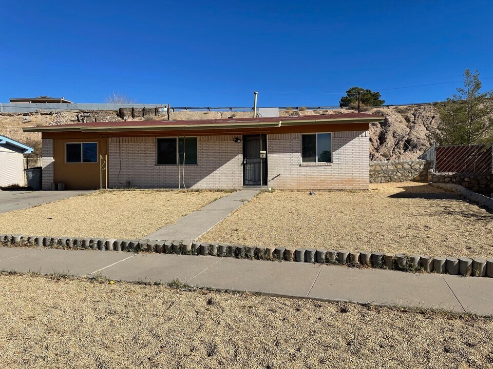 8137 Staghorn Dr in El Paso, TX - Building Photo