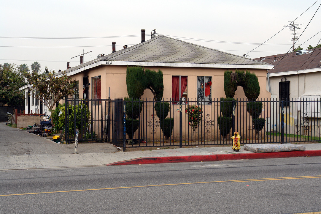 10135 S Inglewood Ave in Inglewood, CA - Building Photo