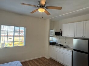 3127 Raymond Ave, Unit Studio #2 in Los Angeles, CA - Foto de edificio - Building Photo