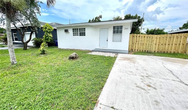 2580 NW 4th Ct in Pompano Beach, FL - Building Photo - Building Photo