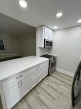 2665 Middle River Dr in Fort Lauderdale, FL - Foto de edificio - Building Photo