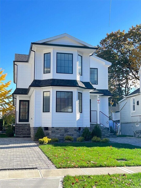 66 Graywood Rd in Port Washington, NY - Building Photo