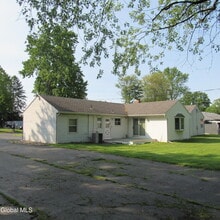 5 Sunset Dr in Latham, NY - Building Photo - Building Photo