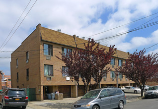 14915 Barclay Ave in Flushing, NY - Building Photo - Building Photo