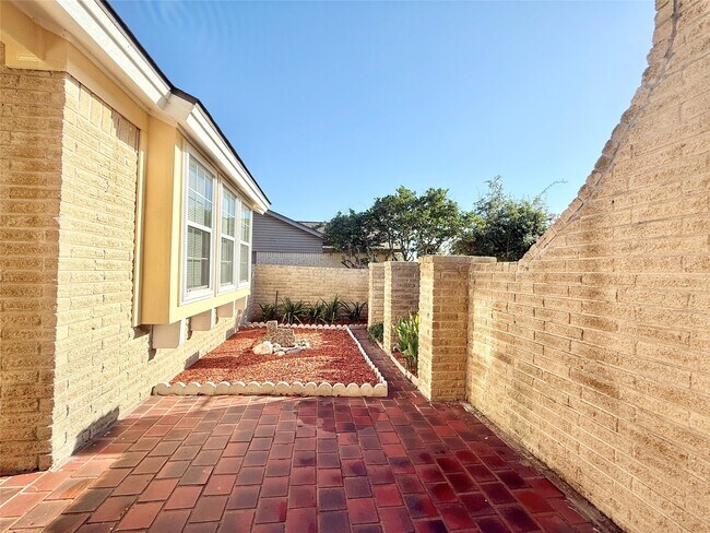 10423 Kirkshire Dr in Houston, TX - Building Photo - Building Photo