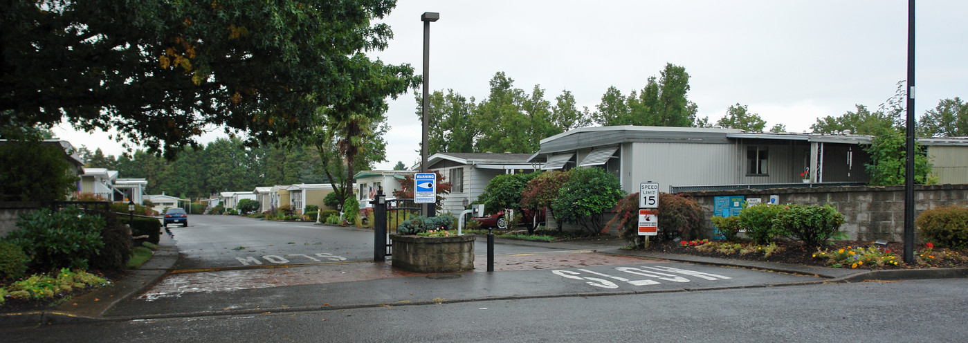 1800 Lakewood Ct in Eugene, OR - Building Photo