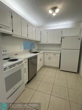 5250 Las Verdes Cir in Delray Beach, FL - Foto de edificio - Building Photo