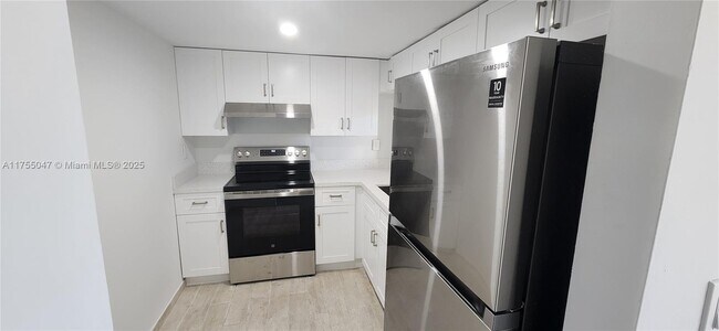 11800 SW 18th St in Miami, FL - Building Photo - Building Photo