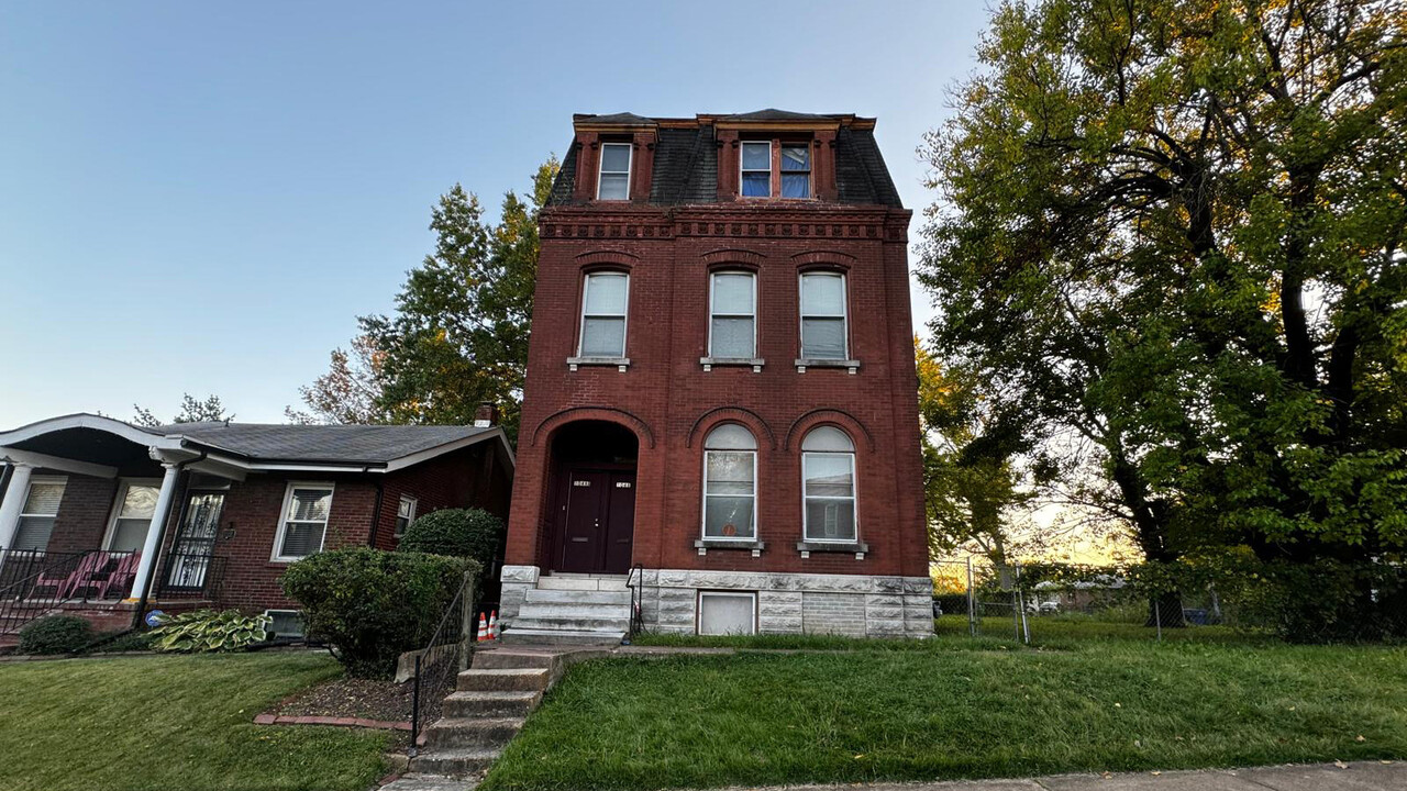 1048 Sells Ave in St. Louis, MO - Building Photo